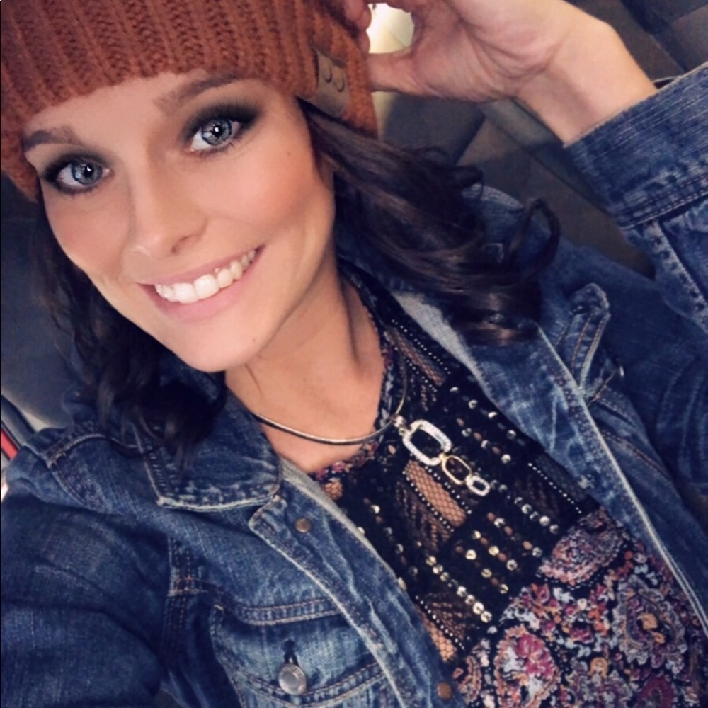 Meet your Posher, Adrienne